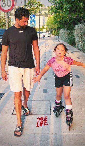 شاهد .. معتصم النهار بصورة عفوية جميلة مع ابنته ويعلق: هذه هي الحياة