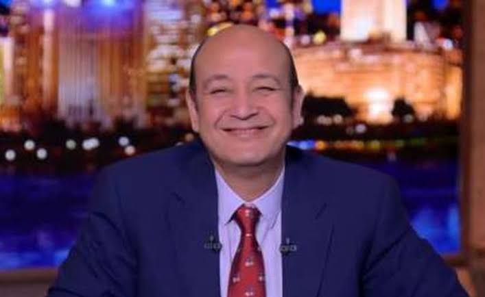 عرض مغري.. عمرو أديب يدخل عالم السينما مع مطرب مشهور جدًا