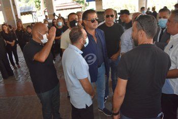 شاهد .. بالصور - راغب علامة يشارك في دفن صديقه الراحل إحسان المنذر