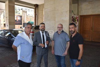 شاهد .. بالصور - راغب علامة يشارك في دفن صديقه الراحل إحسان المنذر