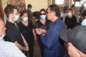 شاهد .. بالصور - راغب علامة يشارك في دفن صديقه الراحل إحسان المنذر