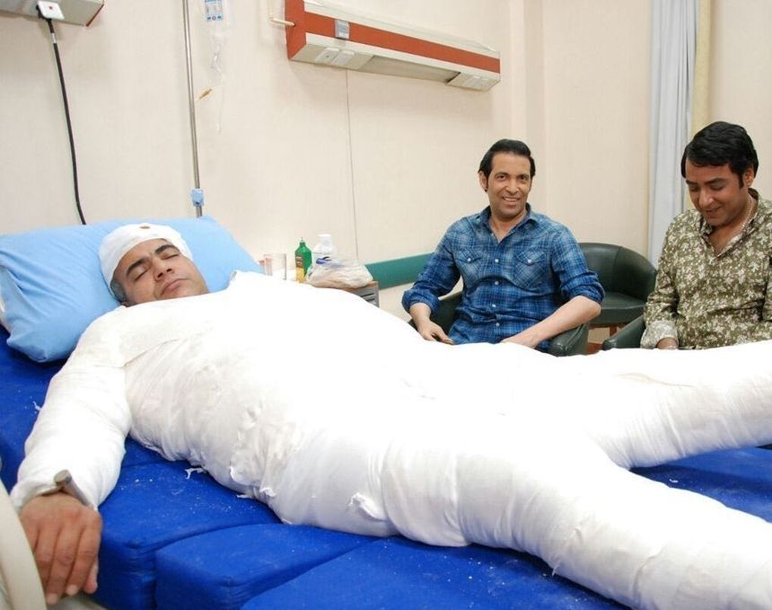 بيومي فؤاد يكشف حقيقة تداول صورة له في المستشفي