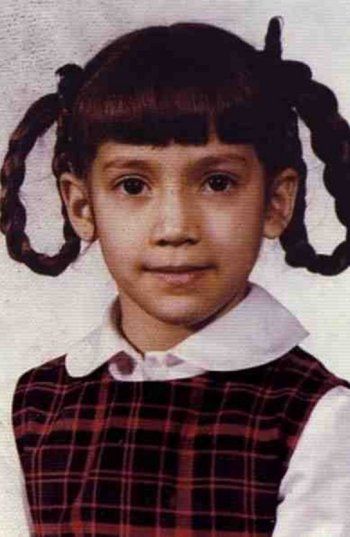 شاهد .. كبرت وأصبحت من أبرز نجوم الفن العالمية.. تعرفوا إلى هوية هذه الطفلة!