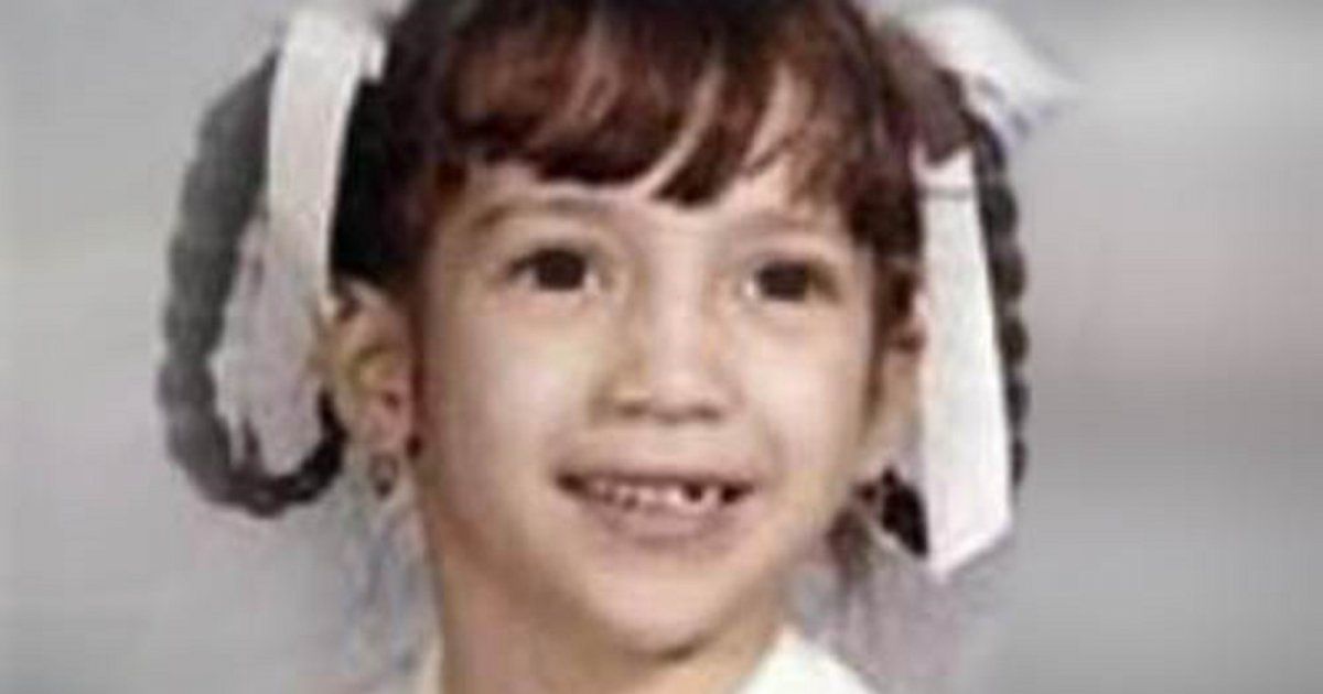 شاهد .. كبرت وأصبحت من أبرز نجوم الفن العالمية.. تعرفوا إلى هوية هذه الطفلة!