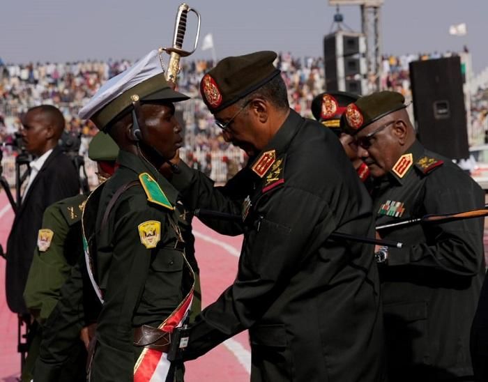 القائد العام يشهد تخريج ضباط بالكلية الحربية