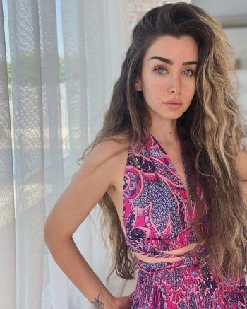 شاهد .. هنا الزاهد بإطلالة ساحرة احتفالاً بهذا الرقم الجديد