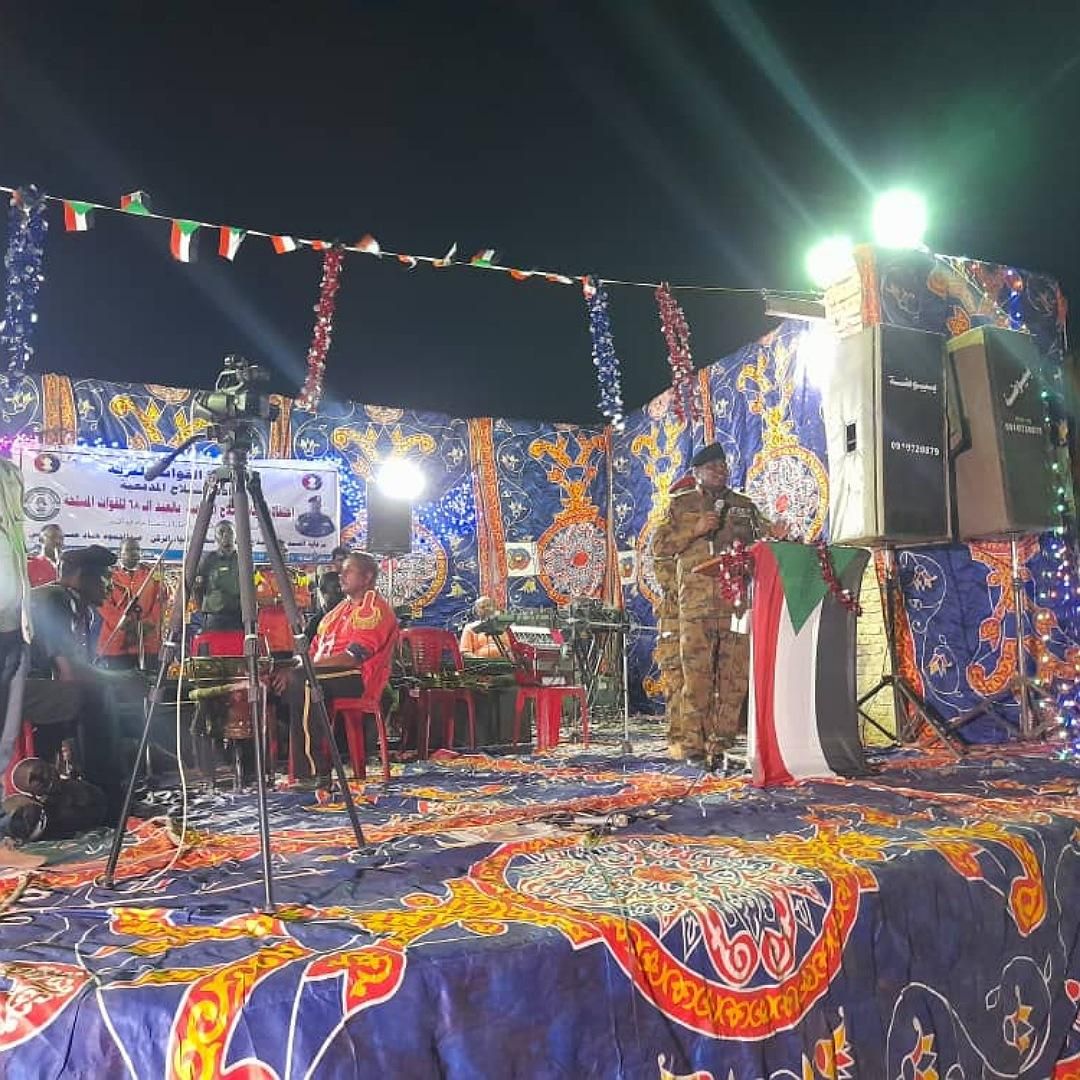 قائد سلاح المدفعية يشيد بالعرض العسكري بشندي