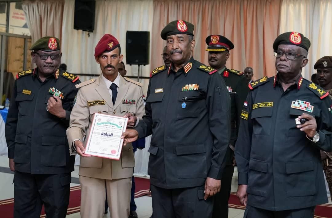 البرهان يشرف حفل إستقبال الضباط المتخرجين