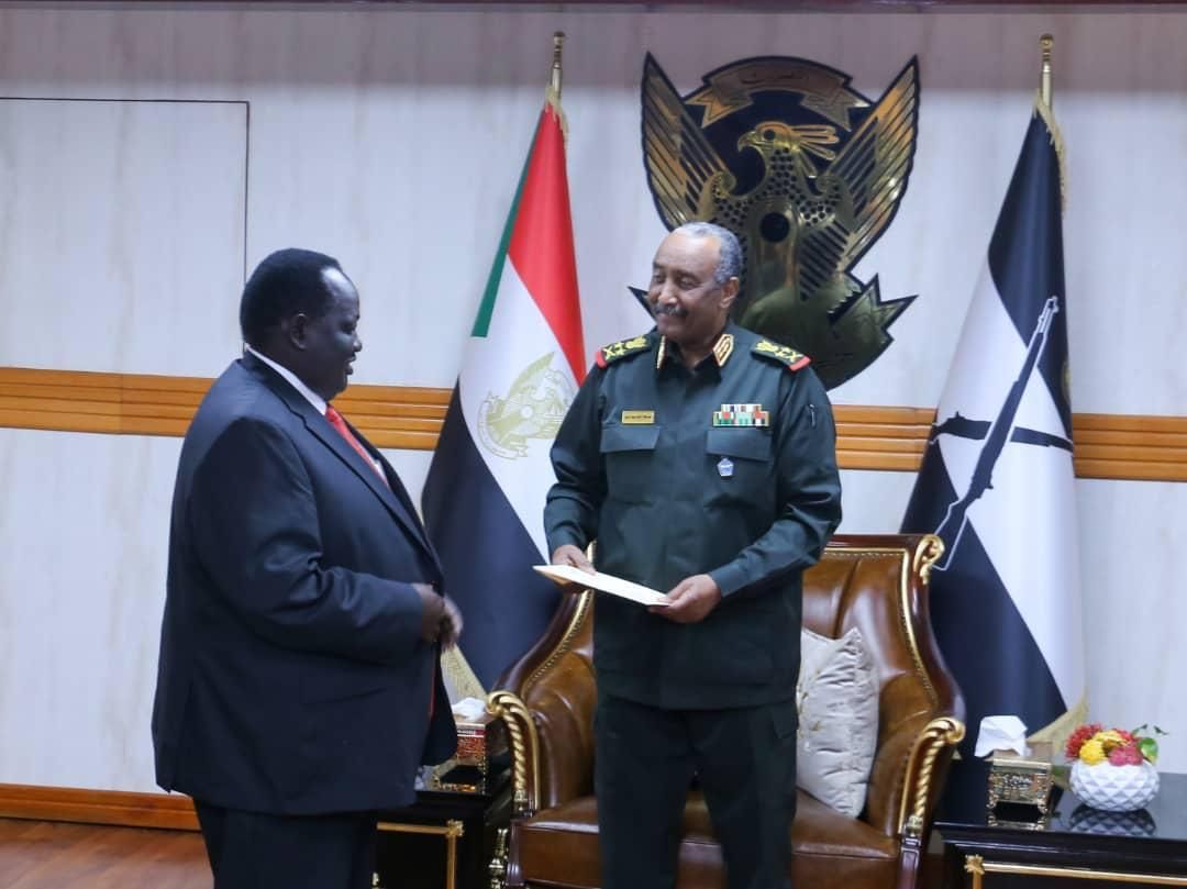 رئيس مجلس السيادة يتسلم رسالة خطيةمن رئيس جمهورية جنوب السودان