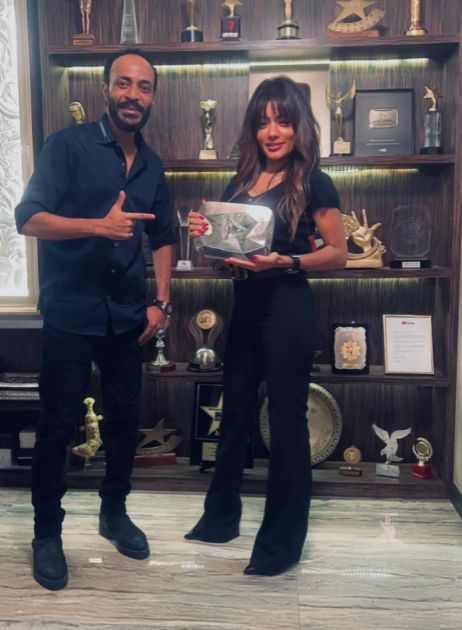 محمد رمضان أمه دعياله : بيشتغل مع زينة بيلوتشي ‎‎