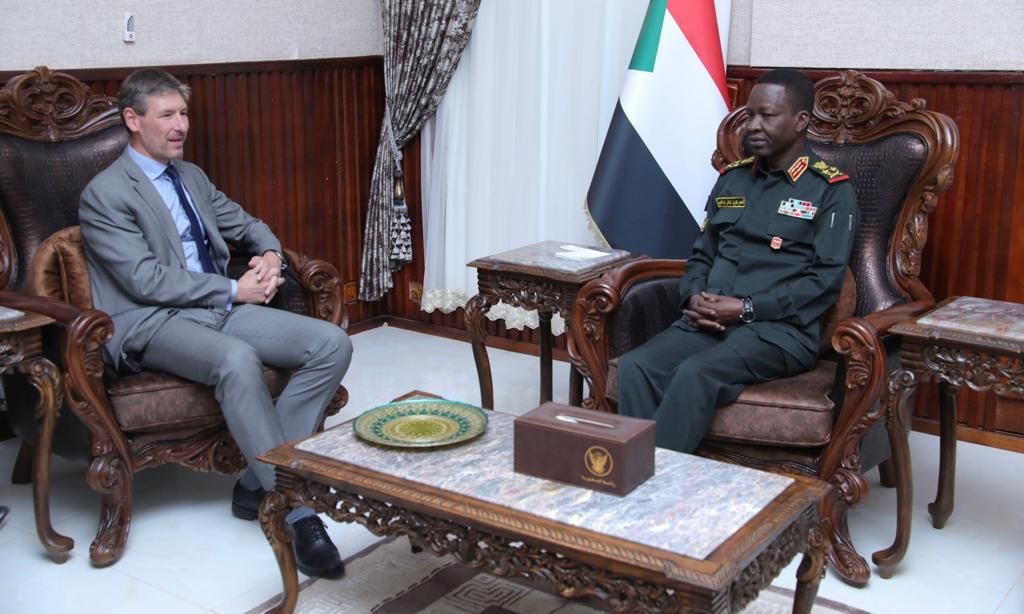 كباشي والسفير البريطاني يبحثان العلاقات الثنائية والقضايا السياسية الراهنة