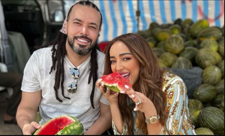 عبد الفتاج الجريني ومراته وقعوا في مخزن بطيخ في شهر العسل – شاهد