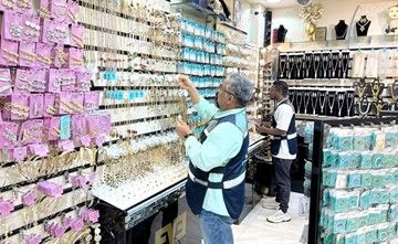 «التجارة» تخالف محلاً لبيعه سلعاً مقلدة