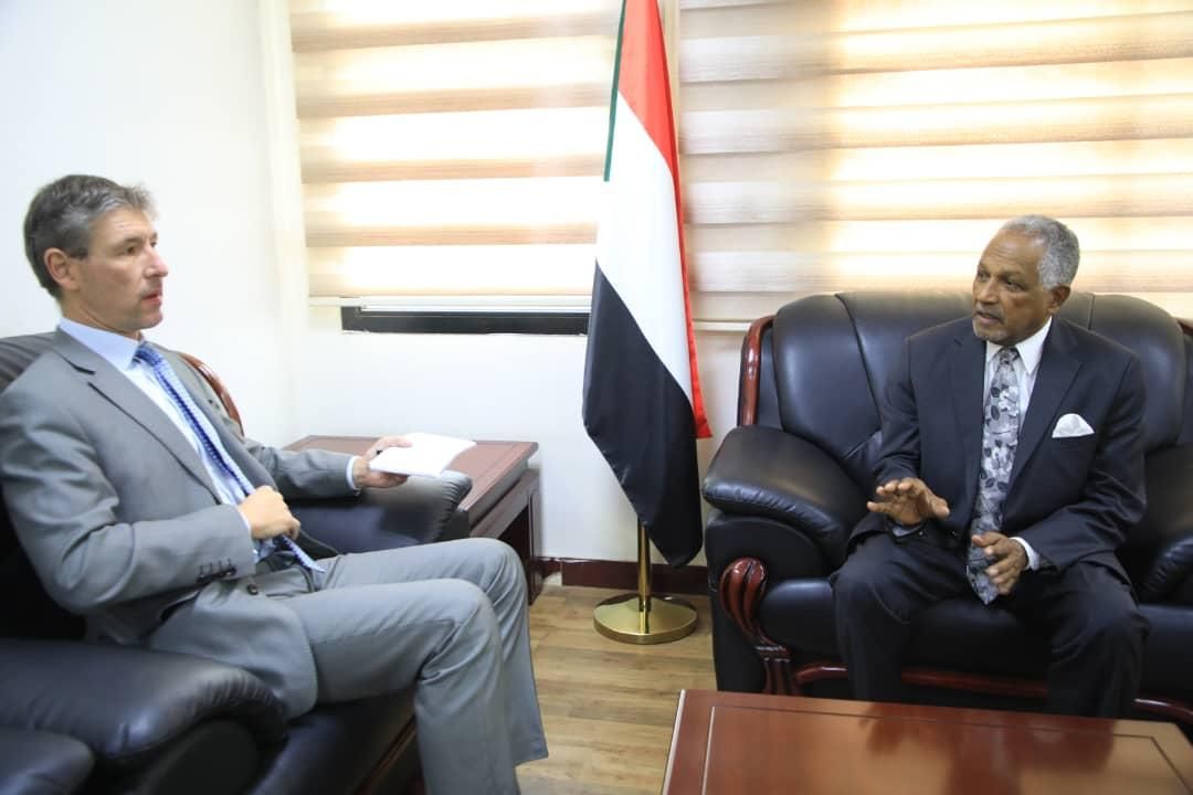 بحث تعزيز العلاقات بين السودان و المملكة المتحدة