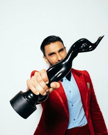 شاهد .. بالصورة - رانفير سينغ يفوز بجائزة أفضل ممثل في مهرجان الأفلام الهندية