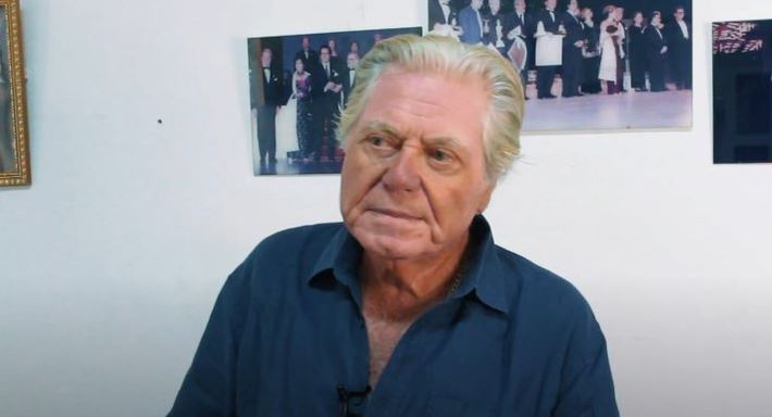 حسين فهمي يكشف عن الزي الرسمي لمهرجان القاهرة السينمائي