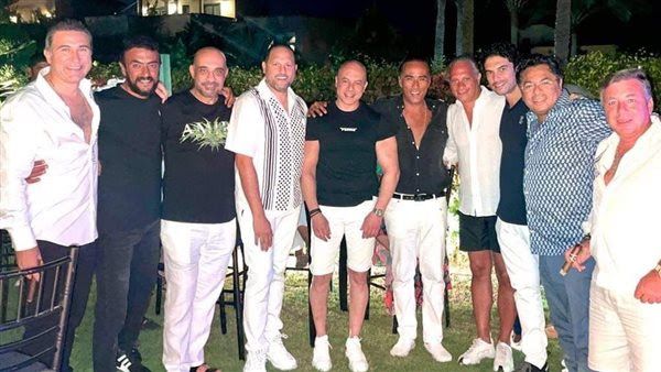 تامر مرسي يحتفل بعيد ميلاده وسط الحبايب