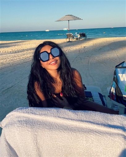 هيفاء وهبي عايزة تخبي البكيني الجديد عن الجمهور – شاهد