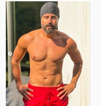 شاهد .. سعد رمضان ينشر صورة قديمة له.. ويعلق: "المستحيل وجهة نظر"