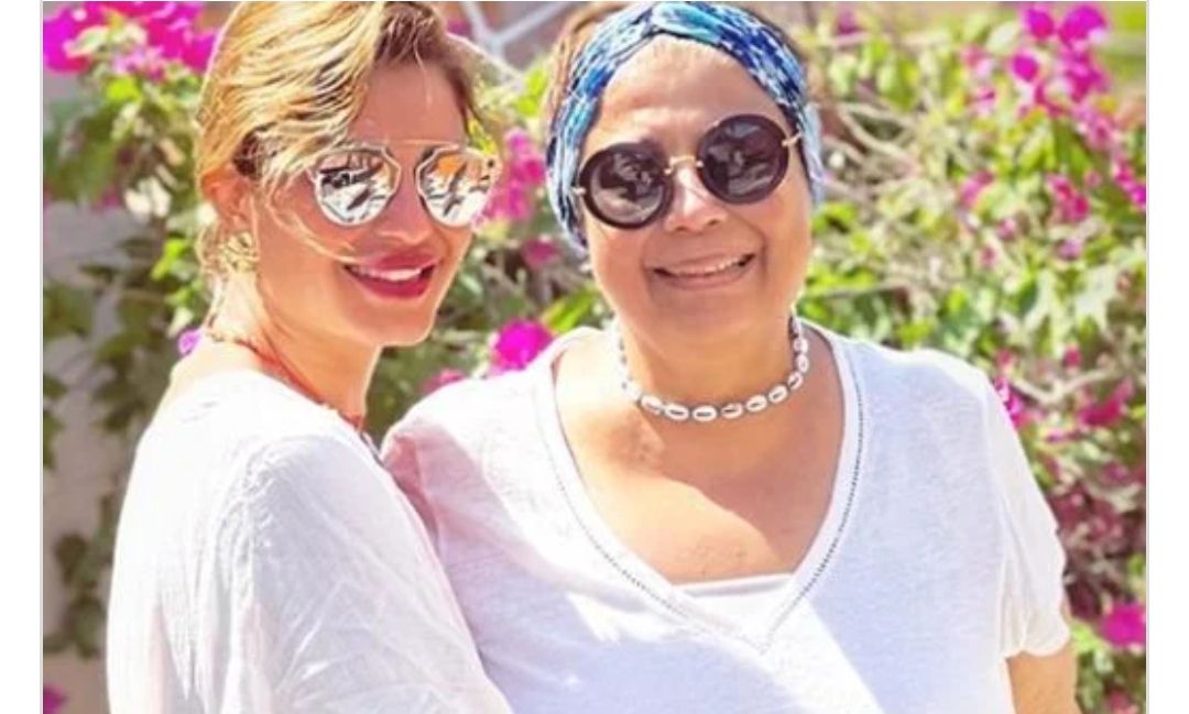 قمرين في صورة – منة فضالى تنشر صورة مع ولدتها