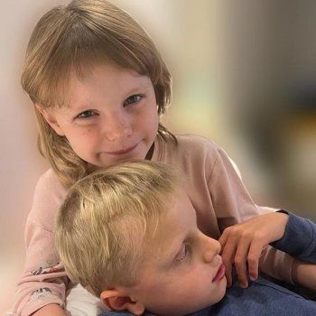 شاهد .. بالصورة - إبنة الأمير ألبير الثاني تقوم بقص شعرها وشعر أخيها والنتيجة ...