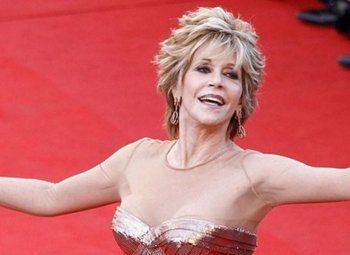 شاهد .. نجمة تُعلن إصابتها بمرض السرطان