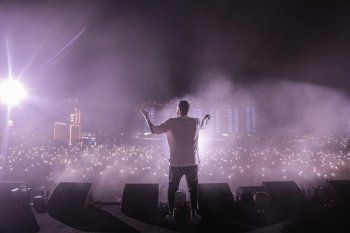 شاهد .. محمد حماقي يشارك صوراً حفلته الأخيرة في العلمين