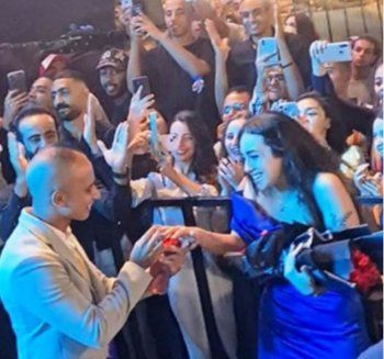 شاهد .. بالصور- شاب يتقدم لحبيبته بالخطوبة في حفل محمد حماقي والأخير يعلق