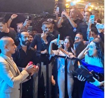 شاهد .. بالصور- شاب يتقدم لحبيبته بالخطوبة في حفل محمد حماقي والأخير يعلق
