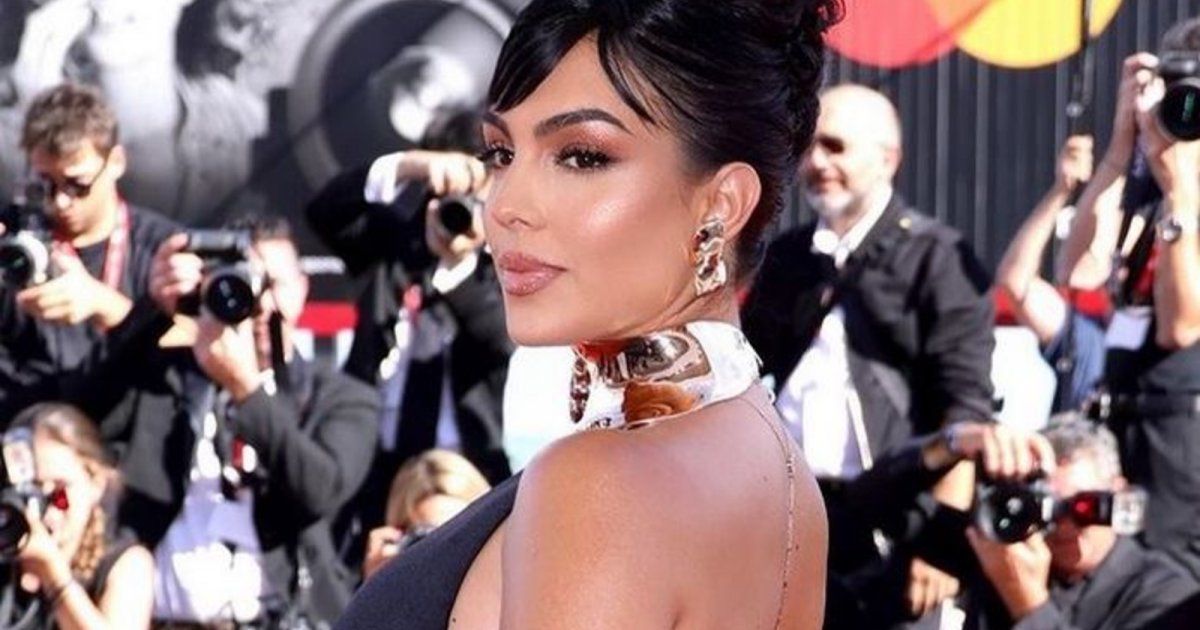 شاهد .. جورجينا رودريغيز تحضر مهرجان فينيسيا بفستان ذو فتحة عالية... والهواء يضعها بموقف محرج! - بالصور