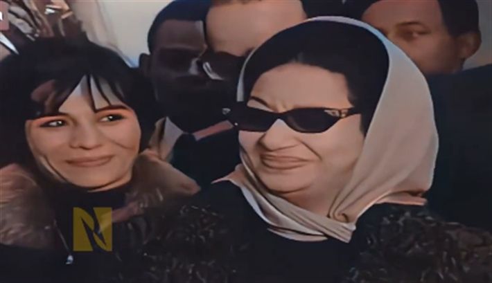 البوم الذكريات – الجمهور يلتف حول ام كلثوم خلال حفلة باريس : شاهد