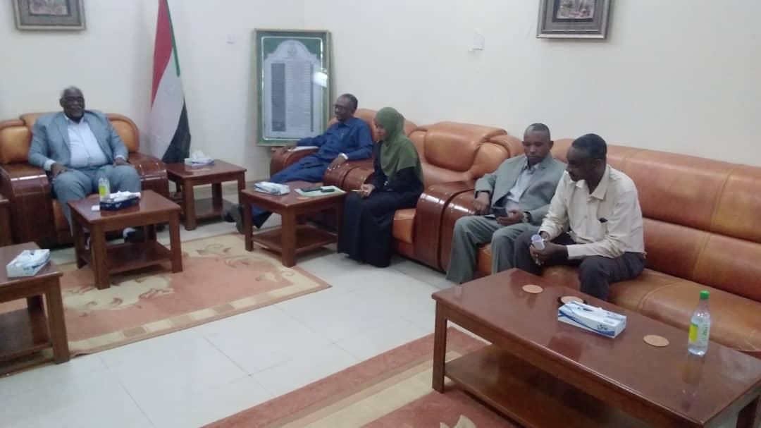 والي نهرالنيل يستقبل قافلة الهلال الاحمر الاماراتي