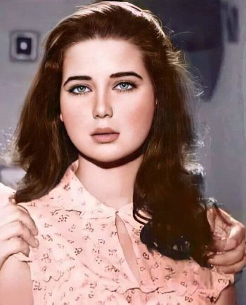 شاهد .. ممثلة مصرية أعجب بها اللاعب بيليه وكاد يتزوجها .. تفاصيل قصتهما تنشر لأول مرة