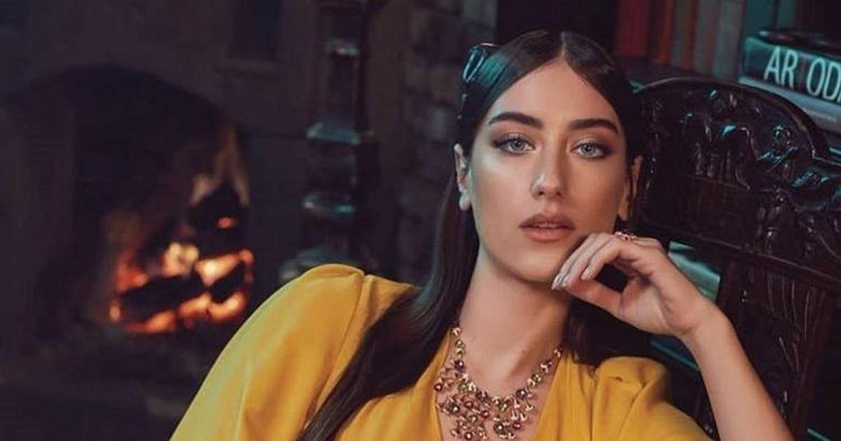 شاهد .. هازال كايا تكشف عن اسم ابنتها...والجمهور يتفاعل