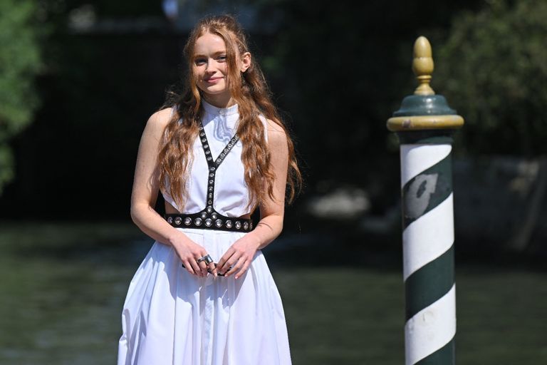 بالصور : إطلالات خطفت الأضواء في مهرجان البندقية السينمائي في فينسيا