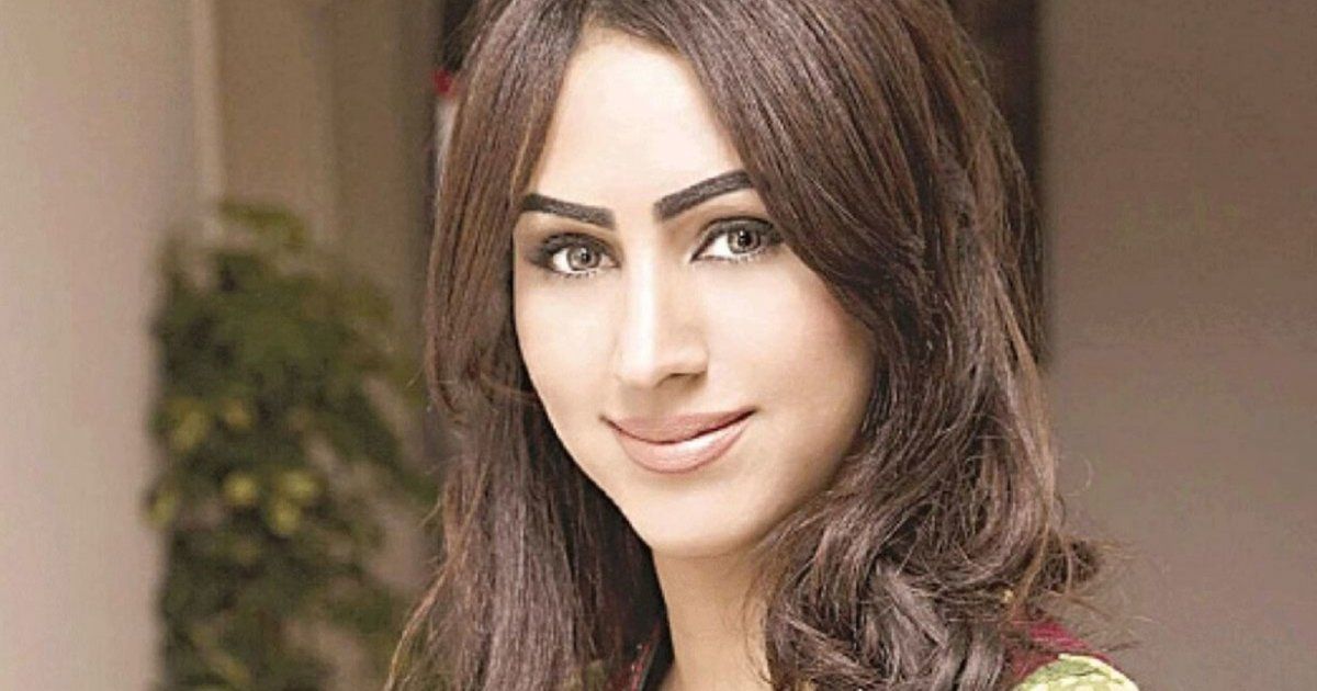 شاهد .. بعد تجاوزها مرحلة الخطر إبنة وفاء مكي على سريرها النقال