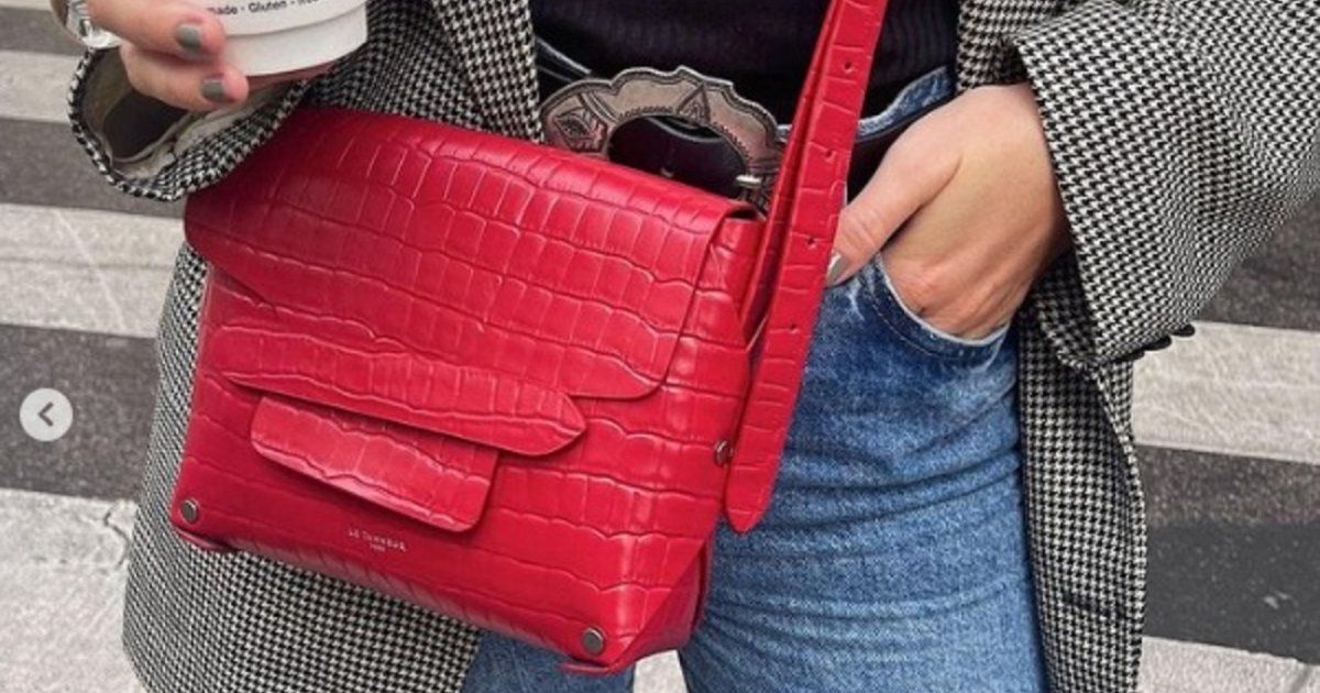 شاهد .. كيف ترتدي اللون الأحمر في فصل الخريف؟