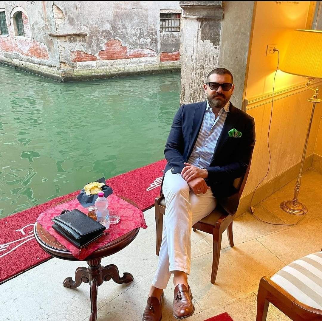 عمرو يوسف بالالوان الطبيعية بليزر وحذاء بني ومنديل اخضر