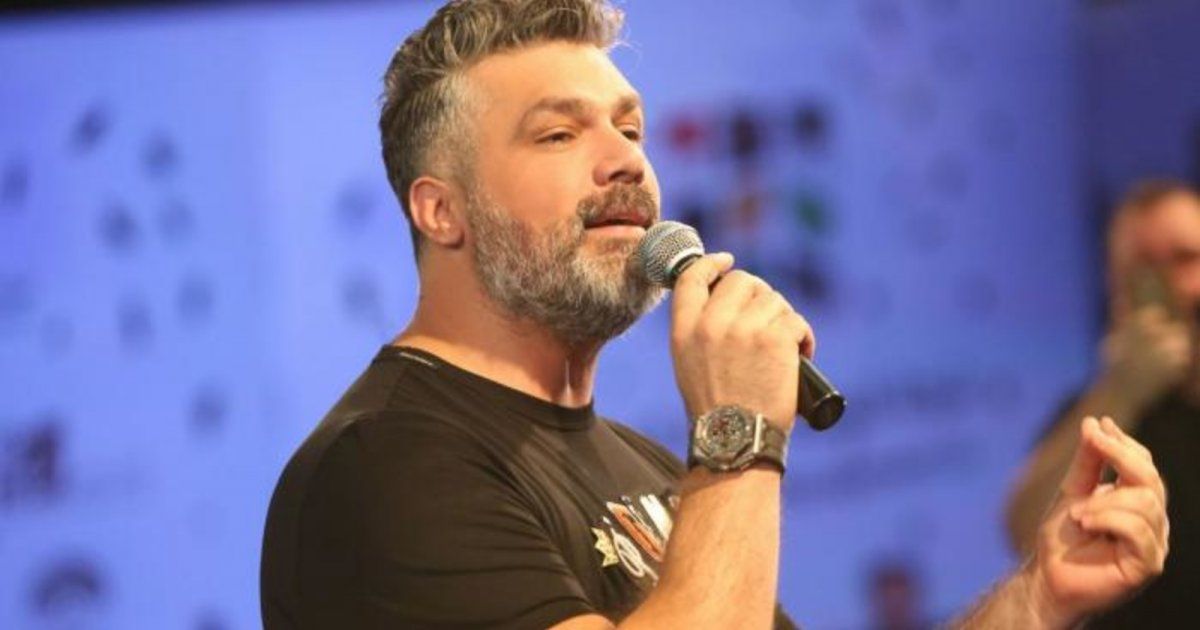 شاهد .. فارس كرم يحن إلى الماضي ويسترجع أرشيفه