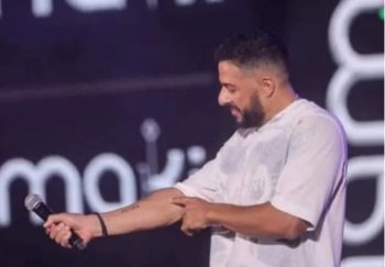 شاهد .. محمد حماقي يحصل على وشم باسم هذه الفتاة وهكذا استعرضه بحفله - بالصورة