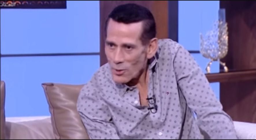 محمود عزب يسخر من طريقة محمد منير علي المسرح والكينج زعلان -فيديو