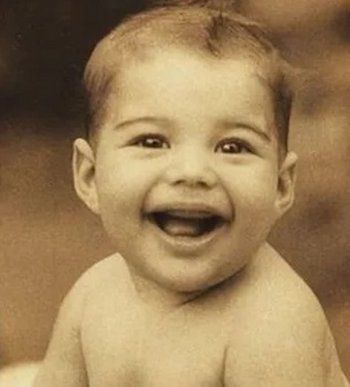 شاهد .. صور نادرة من طفولة فريدي ميركوري شاهدوا كم يبدو طريفاً