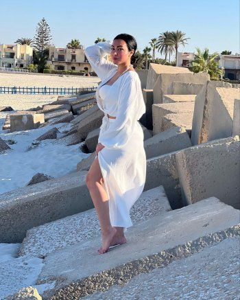 شاهد .. ميرهان حسين تسحر المتابعين بأحدث إطلالاتها الصيفية