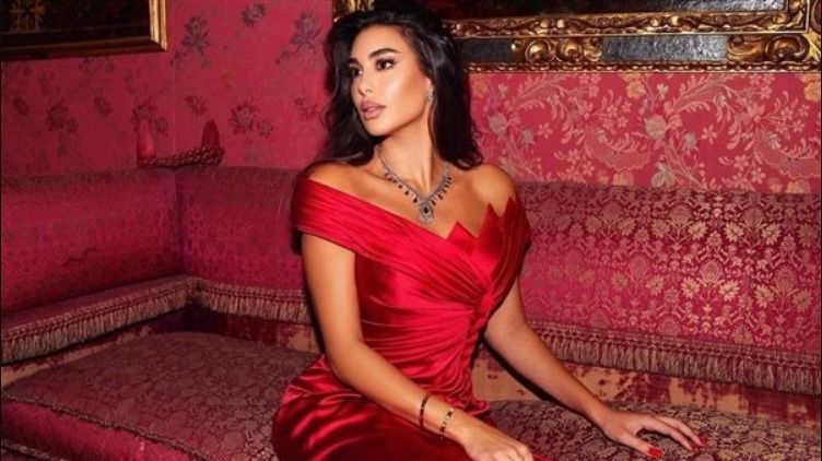 ياسمين صبري : صورني وأنا مش واخدة بالي