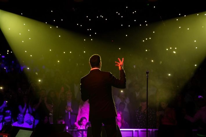 جدو ” كاظم الساهر ” بيغني مع حفيدتيه – شاهد