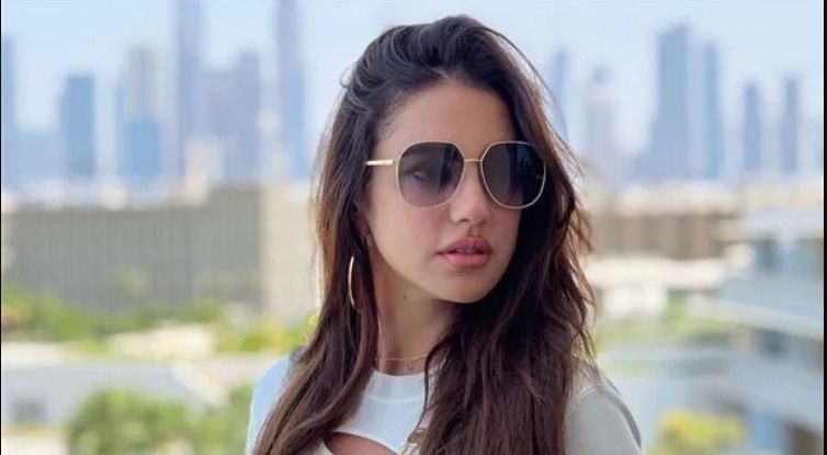 درة فستانها إتقطع وشبكته بدبوس هدوم – شاهد