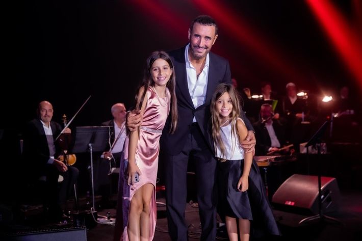 جدو ” كاظم الساهر ” بيغني مع حفيدتيه – شاهد