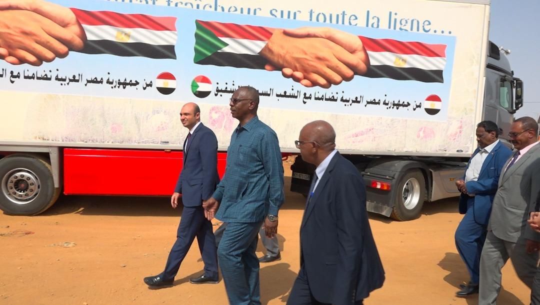 جهاز المخابرات يتسلم مساعدات انسانية  من نظيره المصري  