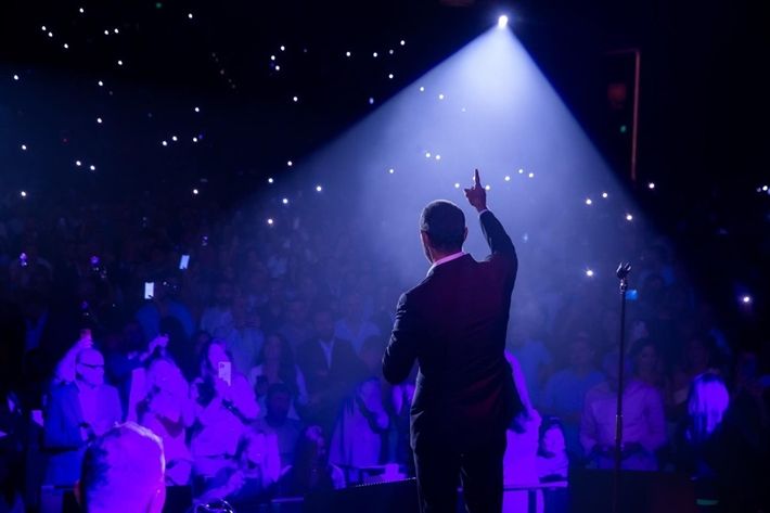 جدو ” كاظم الساهر ” بيغني مع حفيدتيه – شاهد