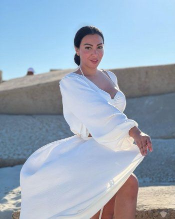 شاهد .. ميرهان حسين تسحر المتابعين بأحدث إطلالاتها الصيفية